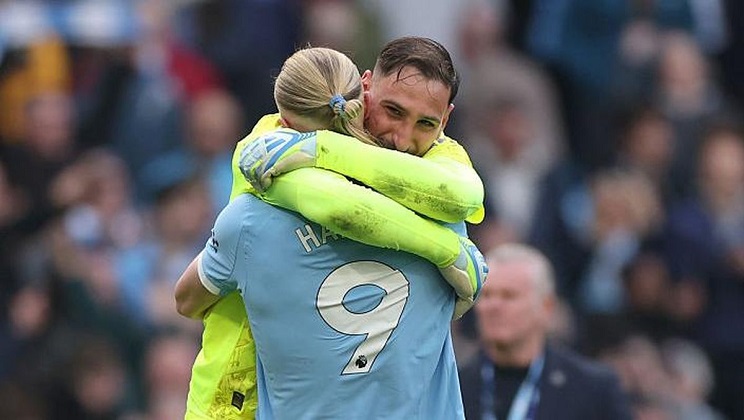 Gianluigi Donnarumma takker Erling Haaland for målet, der reddede sejren